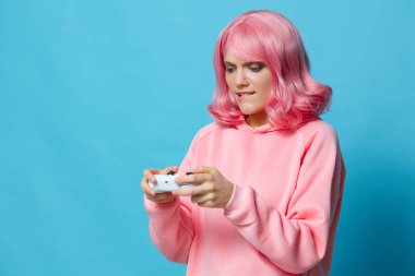 Oyun elinde joystickle güzel bir kadın Kesilmiş manzara poz veriyor