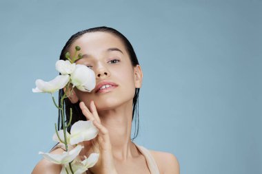Yüze yakın genç kadın orkidesi kozmetik ürünleri temiz cilt hassasiyeti yakın çekim yaşam tarzı