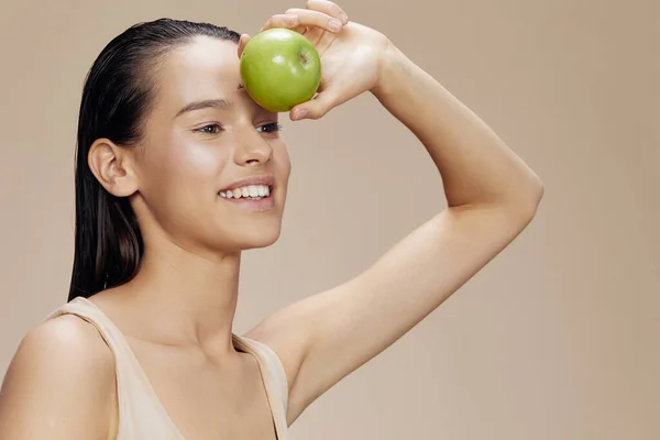 Retrato mujer manzana en manos posando fruta comida sana fresco aislado fondo —  Fotos de Stock