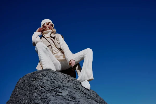 Turysta w jesiennych ubraniach stoi na skale krajobraz niebieski niebo relaks — Zdjęcie stockowe