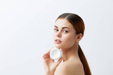 Kadın ellerindeki krem kavanozu cilt temizleme spa tedavileri