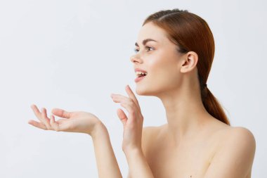 Portre kadın temiz cilt bakımı pozu çekici yakın çekim yaşam tarzı bakın