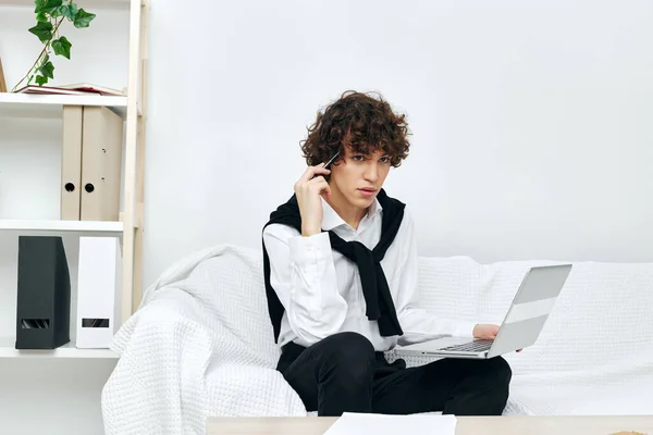 Man zittend op de bank aan de tafel voor een laptop communicatie — Stockfoto