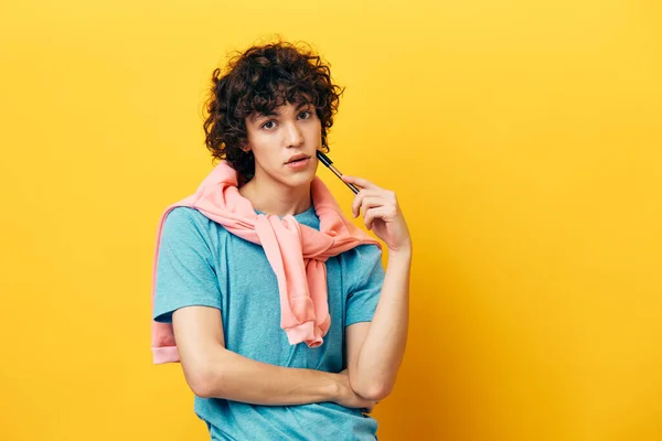 Curly guy in a blue T-shirt idea pink jacket Lifestyle education — Φωτογραφία Αρχείου