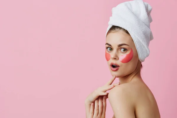 Młoda kobieta różowe plamy czysta skóra uśmiech stwarzające odosobnione tło — Zdjęcie stockowe
