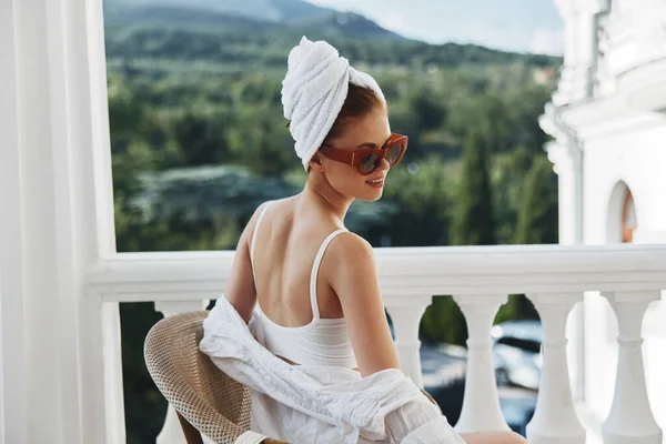 Retrato de una hermosa mujer disfrutando en la terraza del hotel en el día soleado Mountain View — Foto de Stock