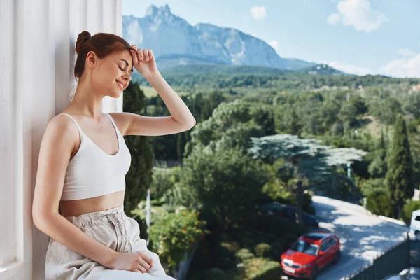 매력적 인 젊은 여성 호텔 테라스 레크리에이션맑은 날 — 스톡 사진