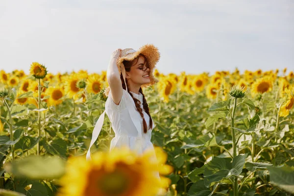 Frauenporträt Auf einem Feld mit blühenden Sonnenblumen — Stockfoto