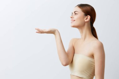 Gülümseyen kadın portresi. Çıplak omuzlar. Temiz cilt cazibesi.