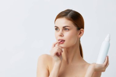 Çıplak omuzlu kadın cilt bakım losyonu