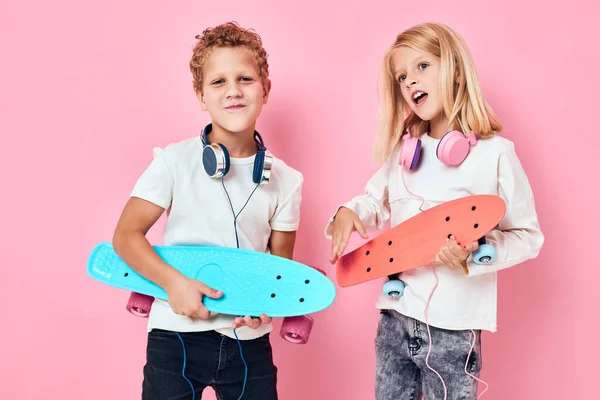 Смішні діти стоять поруч з скейтбордами активного способу життя дитинства — стокове фото