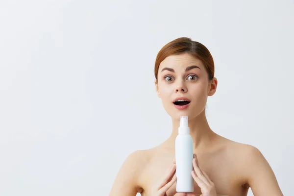 Gyönyörű nő krém üveg tiszta bőr egészségügyi ellátás szürke háttér — Stock Fotó