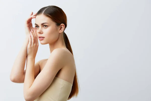 Portret vrouw rood haar kale schouders cosmetica huidverzorging geïsoleerde achtergrond — Stockfoto