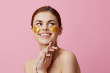 Portre kadını gençleştirme cilt bakımını duş pembe arka plandan sonra eğlenceli hale getiriyor