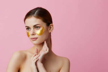 Güzel kadın, gençleştirme cilt bakımını duş pembe arka plandan sonra eğlenceli hale getiriyor