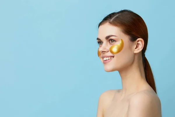 Wanita cantik warna emas di wajah close-up Lifestyle — Stok Foto