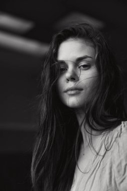 Güzel bir kadının portresi. Uzun saçlı. Moda çekiciliği yapan siyah beyaz bir fotoğraf.