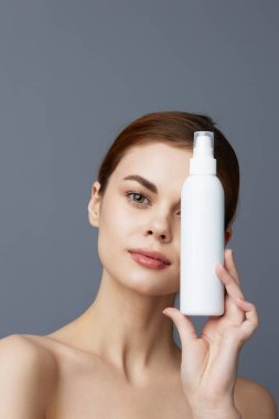 Portre kadın losyonu kavanozu temiz cilt sağlığı hizmetleri yakın çekim yaşam tarzı