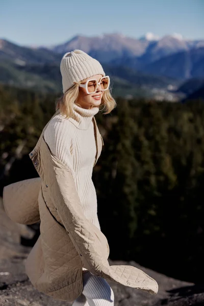Jovem mulher natureza outono estilo viagem para as montanhas relaxamento — Fotografia de Stock