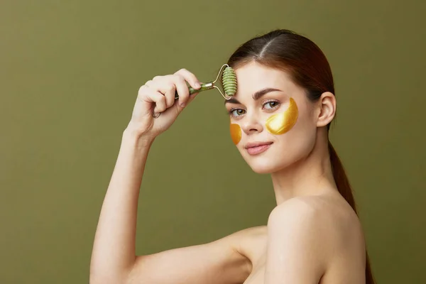 Mooie vrouw huidverzorging gezicht pleisters kale schouders hygiëne close-up Lifestyle — Stockfoto
