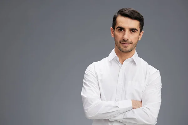Jóképű üzletember fehér ingben egy töprengő megjelenés üzleti és irodai koncepció — Stock Fotó