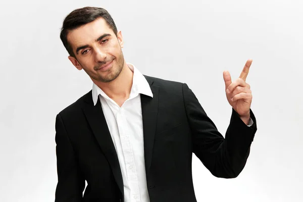 Man in een modern pak tonen index vinger tot emotie zelfvertrouwen officiële geïsoleerde achtergrond — Stockfoto