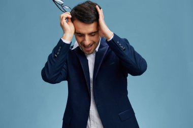 Gözlüklü iş adamları başını tutuyorlar. Resmi olarak izole edilmiş.