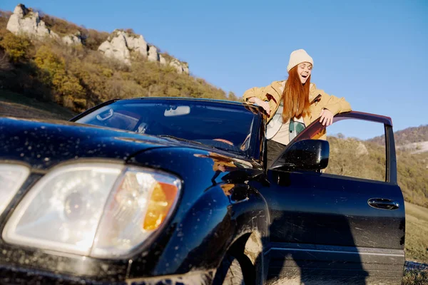Γυναίκα τουρίστρια κοντά στο αυτοκίνητο θαυμάζοντας το τοπίο βουνά φύση Lifestyle — Φωτογραφία Αρχείου