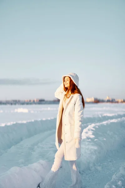 Vacker kvinna leende Vinter humör promenad vit rock Frisk luft — Stockfoto