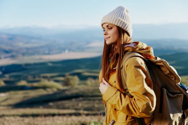 Kadın turist manzara dağlarına hayran doğa yaşam tarzı