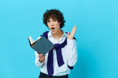 Üniversite öğrenim ceketi giyen bir adam arka planda izole edilmiş.