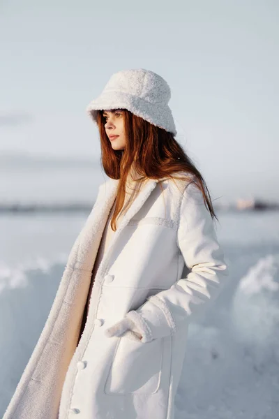 Vacker kvinna i vit rock i en hatt vinter landskap promenad natur — Stockfoto