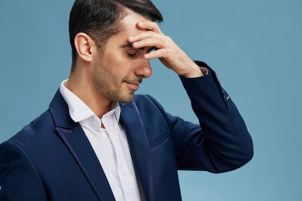 Menedżer z bólem głowy pozowanie pewność siebie biznes i koncepcja biurowa zbliżenie — Zdjęcie stockowe