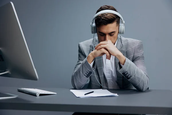 Uomini d'affari che lavorano al computer in cuffie nelle tecnologie di ufficio — Foto Stock