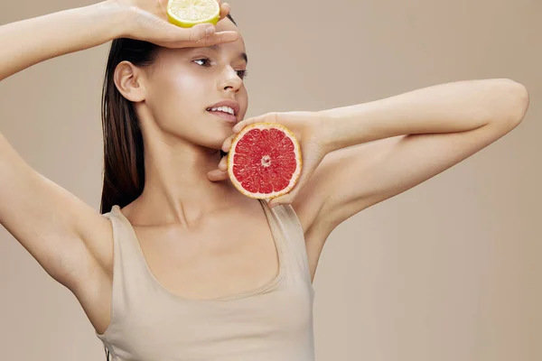 Gyönyörű nő grapefruit közel arc tiszta bőrápolás egészség közelkép — Stock Fotó