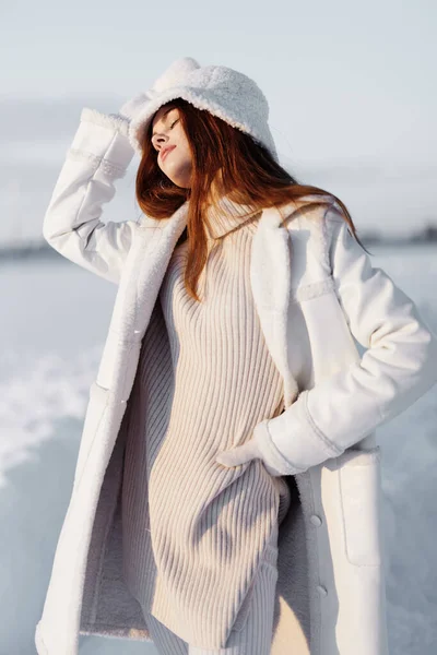 Mulher cabelo vermelho campo de neve roupas de inverno viagens — Fotografia de Stock