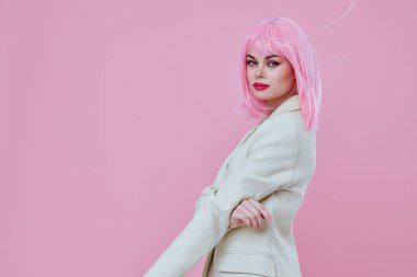 Beyaz ceketli güzel bir bayan. Pembe saçlı. Glamor Kozmetik 'in arka planı değişmemiş.