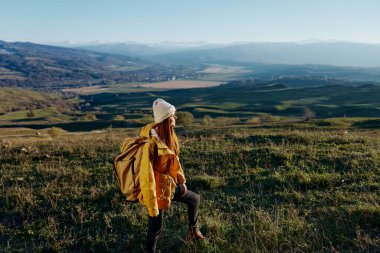 Kadın manzara dağlarına hayran doğa yaşam tarzı