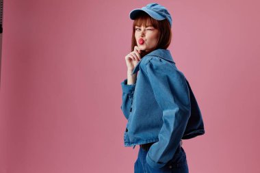 Güzel, modaya uygun kot pantolon giyme modası başlık rengi arkaplanı değiştirilmemiş