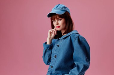 Renk arkaplanı pozu veren şık, güzel bayan kotları.