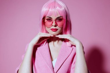 Pembe gözlüklü güzel, modaya uygun bir kız kozmetik, heyecan verici duygular, stüdyo modelleri değişmemiş.