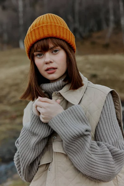 Turuncu şapkalı genç kadın. Sonbahar manzarası. — Stok fotoğraf