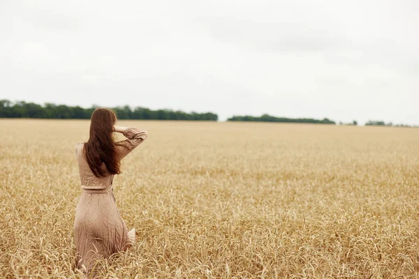Bonito mulher campo de trigo outono estação conceito — Fotografia de Stock