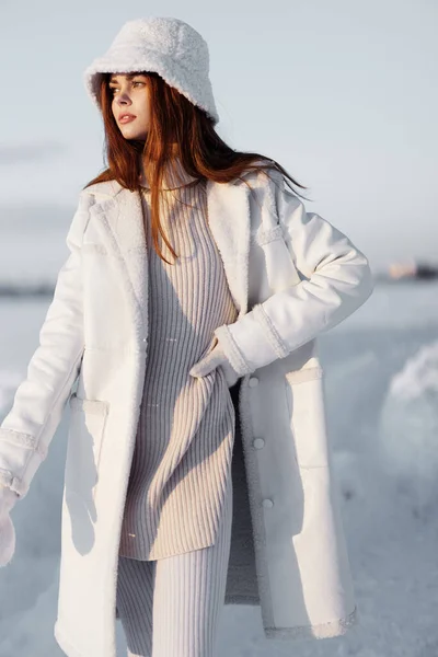 美しい女性赤い髪の雪のフィールド冬の服旅行 — ストック写真
