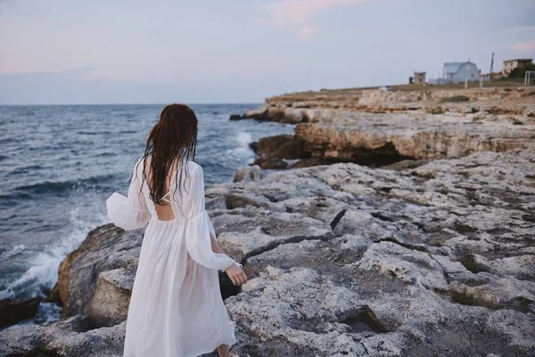 Uzaktaki manzaraya bakan kadın okyanusu sallıyor. — Stok fotoğraf