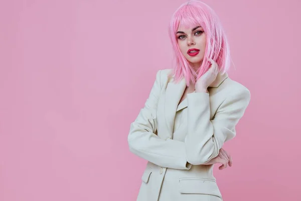 ホワイトブレザーピンクの髪の魅力的な女性の肖像グラマー化粧品ピンクの背景変更なし — ストック写真