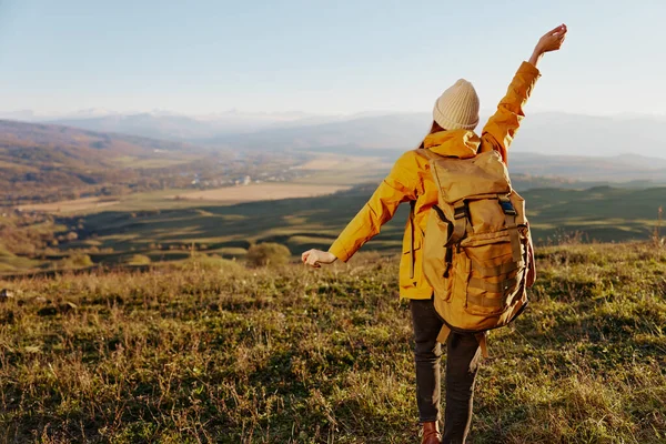 Kvinna turist beundrar landskapet bergen natur solig dag — Stockfoto