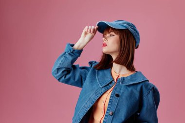 Güzel kadın kot giysisi moda poz verme arka planı değiştirilmemiş