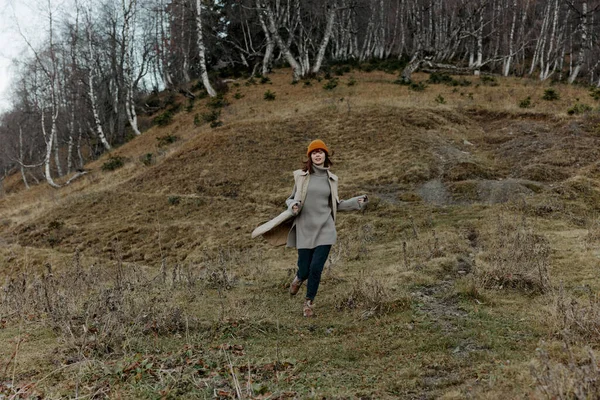 Junge Frau im herbstlichen Waldspaziergang Frischluft Reiselandschaft — Stockfoto