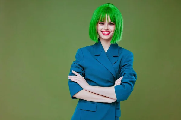 Giovane donna attraente sguardo parrucca verde giacca blu posa colore sfondo inalterato — Foto Stock